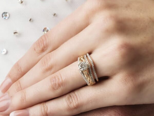 A woman is holding her wedding ring on the finger