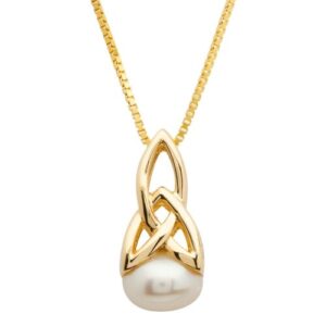 A gold necklace with a pearl in the middle of it.