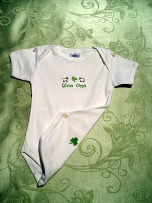 A baby onesie with the words " wee one ".