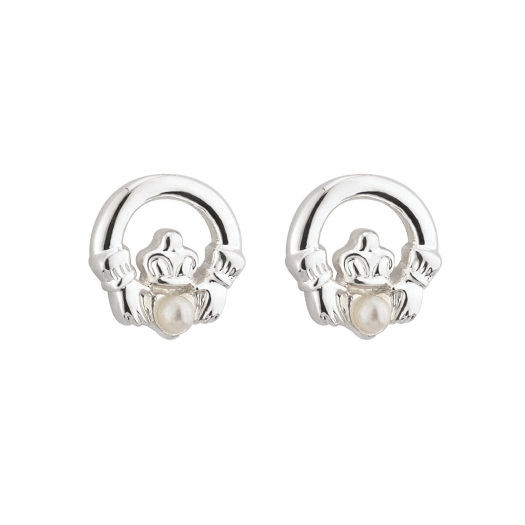 A pair of silver earrings with pearls on top.